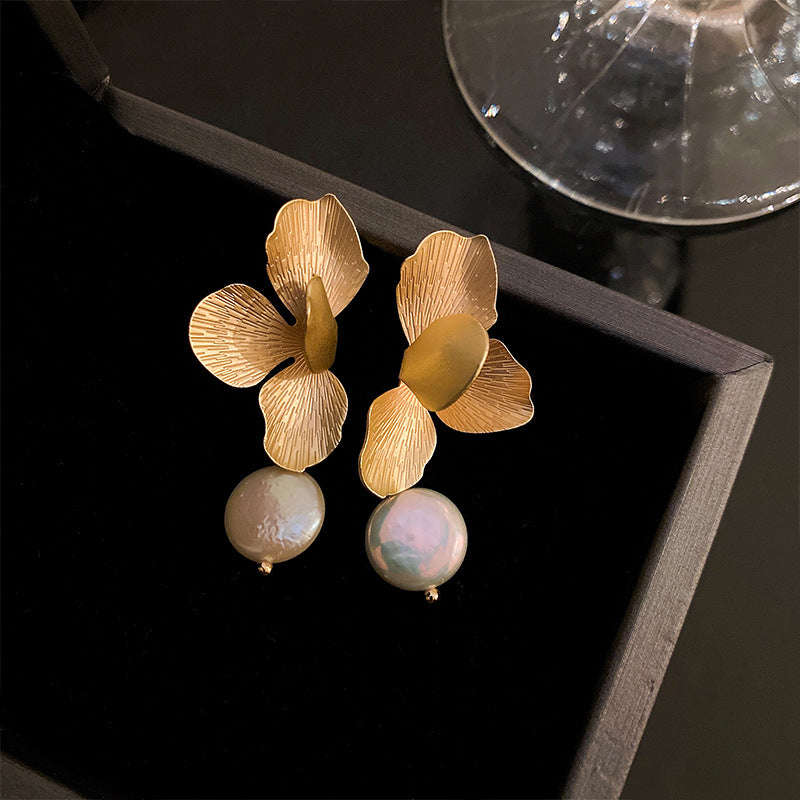 Gempoetry |French retro metal petal pearl earrings with a high-end and niche design, ear clips with a cool and cool style, earrings with studs and earrings