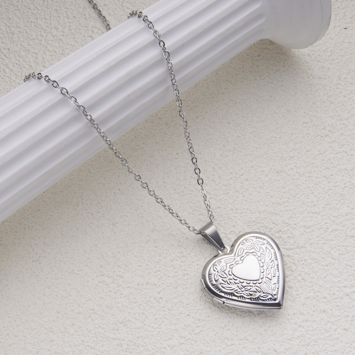 Gempoetry | Stainless steel silver gold women's style can open heart-shaped patterned photo frame box necklace