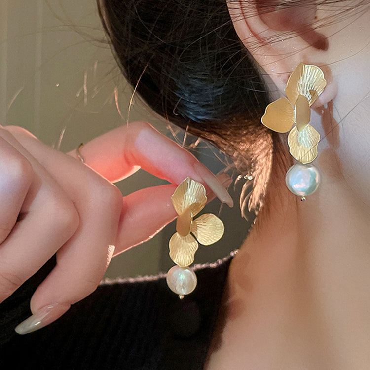 Gempoetry |French retro metal petal pearl earrings with a high-end and niche design, ear clips with a cool and cool style, earrings with studs and earrings