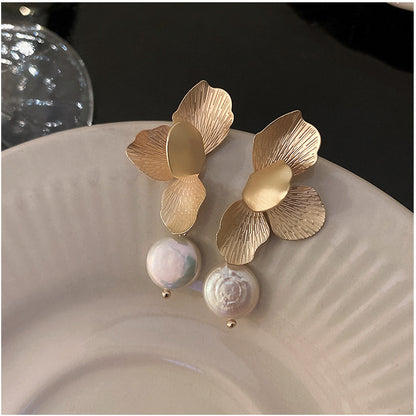 Gempoetry |French retro metal petal pearl earrings with a high-end and niche design, ear clips with a cool and cool style, earrings with studs and earrings