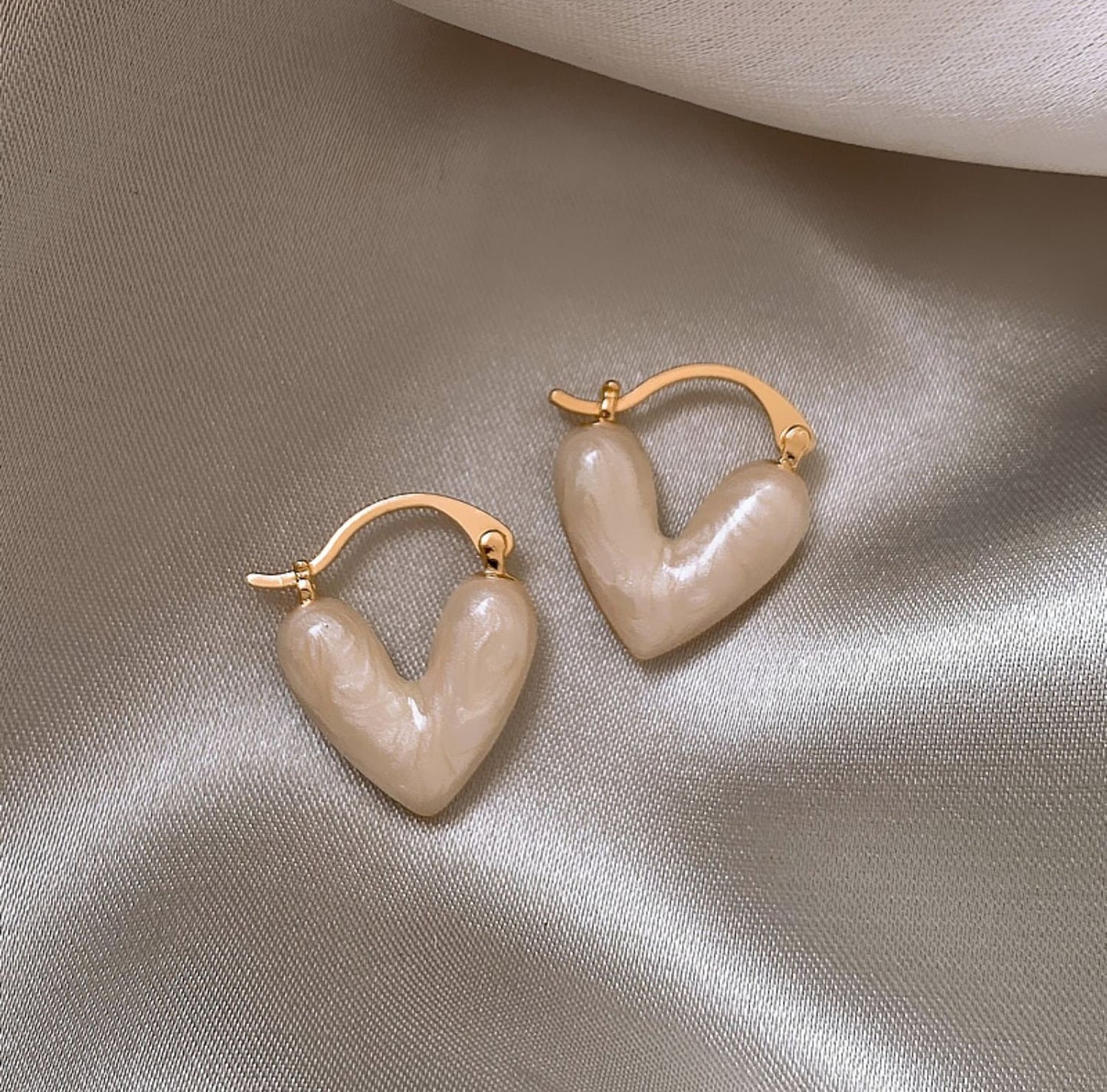 Gempoetry | Oil painting white heart-shaped drop glaze ear clip with high-end feel, women's minimalist earrings, new earrings