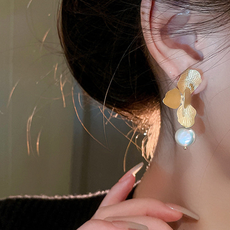 Gempoetry |French retro metal petal pearl earrings with a high-end and niche design, ear clips with a cool and cool style, earrings with studs and earrings