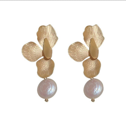 Gempoetry |French retro metal petal pearl earrings with a high-end and niche design, ear clips with a cool and cool style, earrings with studs and earrings